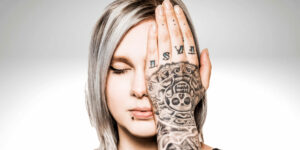Realizzazione di tatuaggi sulle mani
