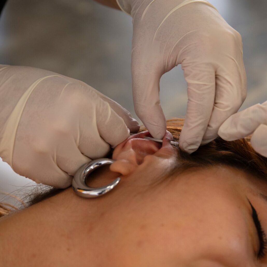 Tipologie di piercing all’orecchio: l’Industrial Piercing