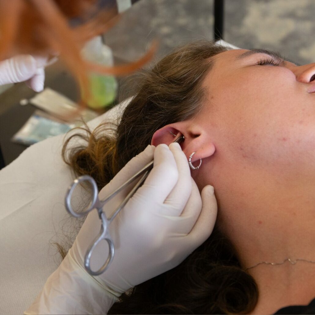 Tipologie di piercing all’orecchio: il Daith Piercing