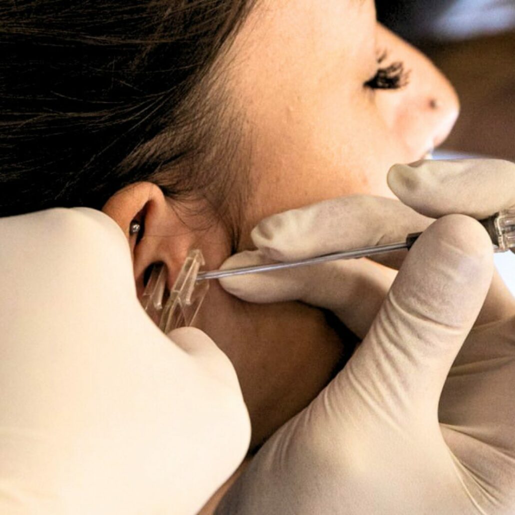 Tipologie di piercing all’orecchio: il Trago Piercing 