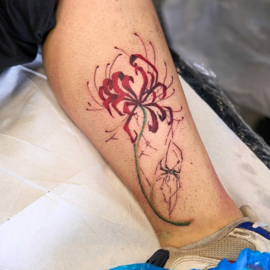 Tatuaggio fiore in stile pittorico su polpaccio