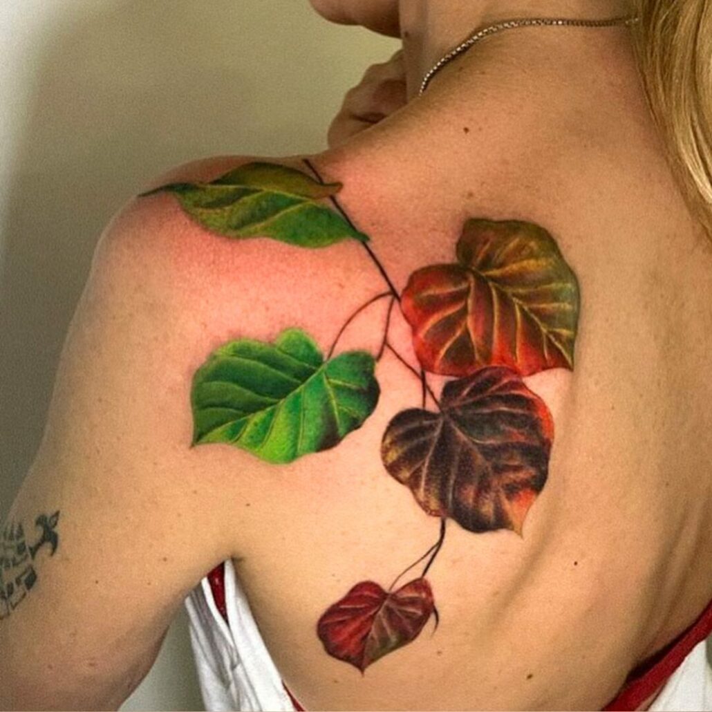 Tatuaggio foglie pittorico spalla