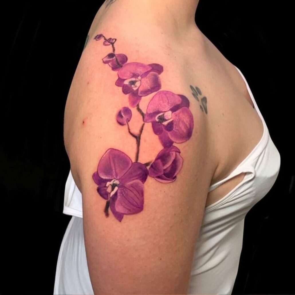 Tatuaggio fiori pittorico spalla